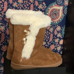 Tan winter boots/white fur/size 10